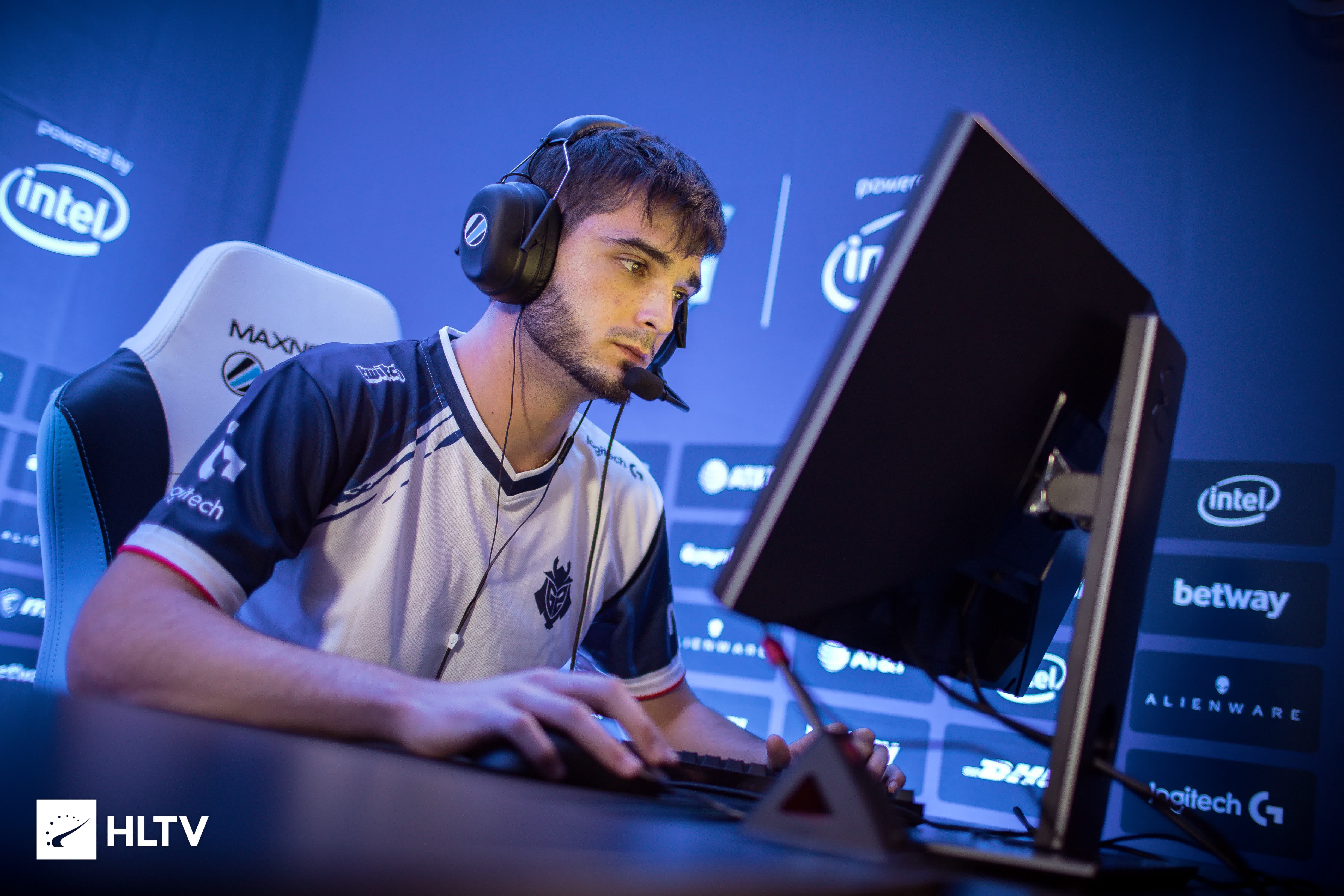 他不断通过 他不断通过